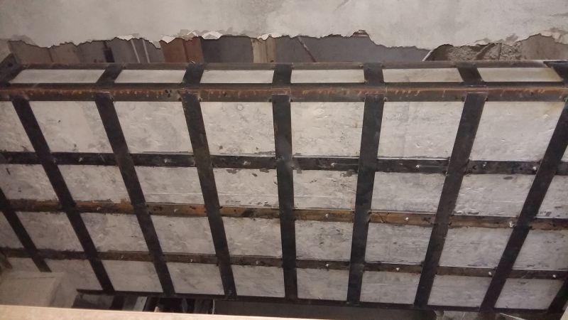 進(jìn)行粘鋼加固檢測(cè)的施工現(xiàn)場(chǎng)