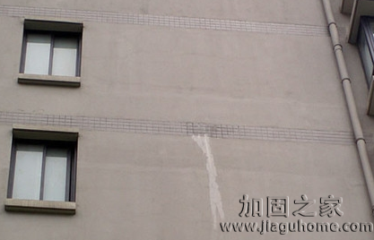 學校大樓外墻出現(xiàn)滲水情況該如何處理？