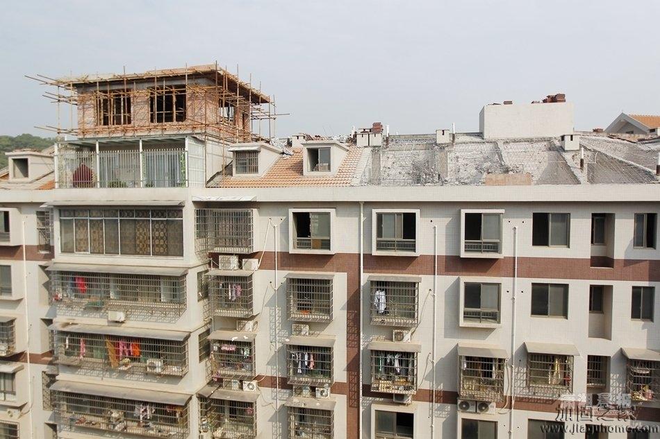 住戶屋頂防水補漏闖三關，原因竟是小區(qū)違章搭建堵通道