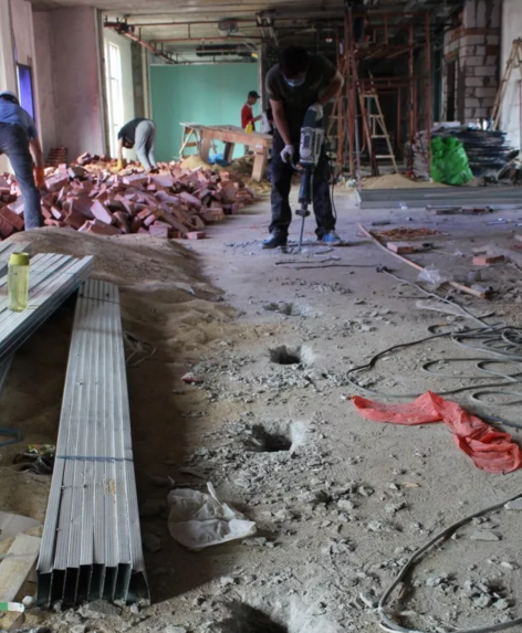 樓板開洞，方便混凝土澆筑