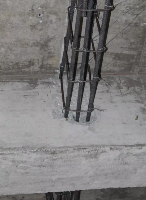 縱筋穿過(guò)主梁。由于不能滿足支座兩邊植筋錨固深度，故將縱筋穿過(guò)主梁，并在支座外搭接。