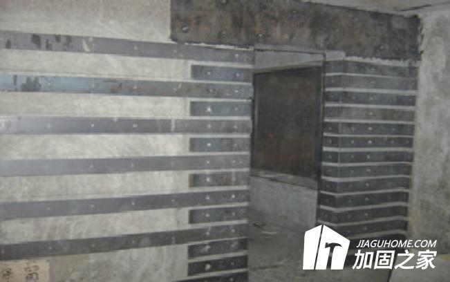 在粘鋼加固施工中，結構膠的使用方法