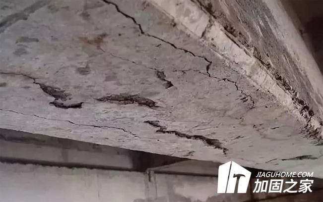 工業(yè)廠房出現(xiàn)結(jié)構(gòu)裂縫，應(yīng)該如何加固?